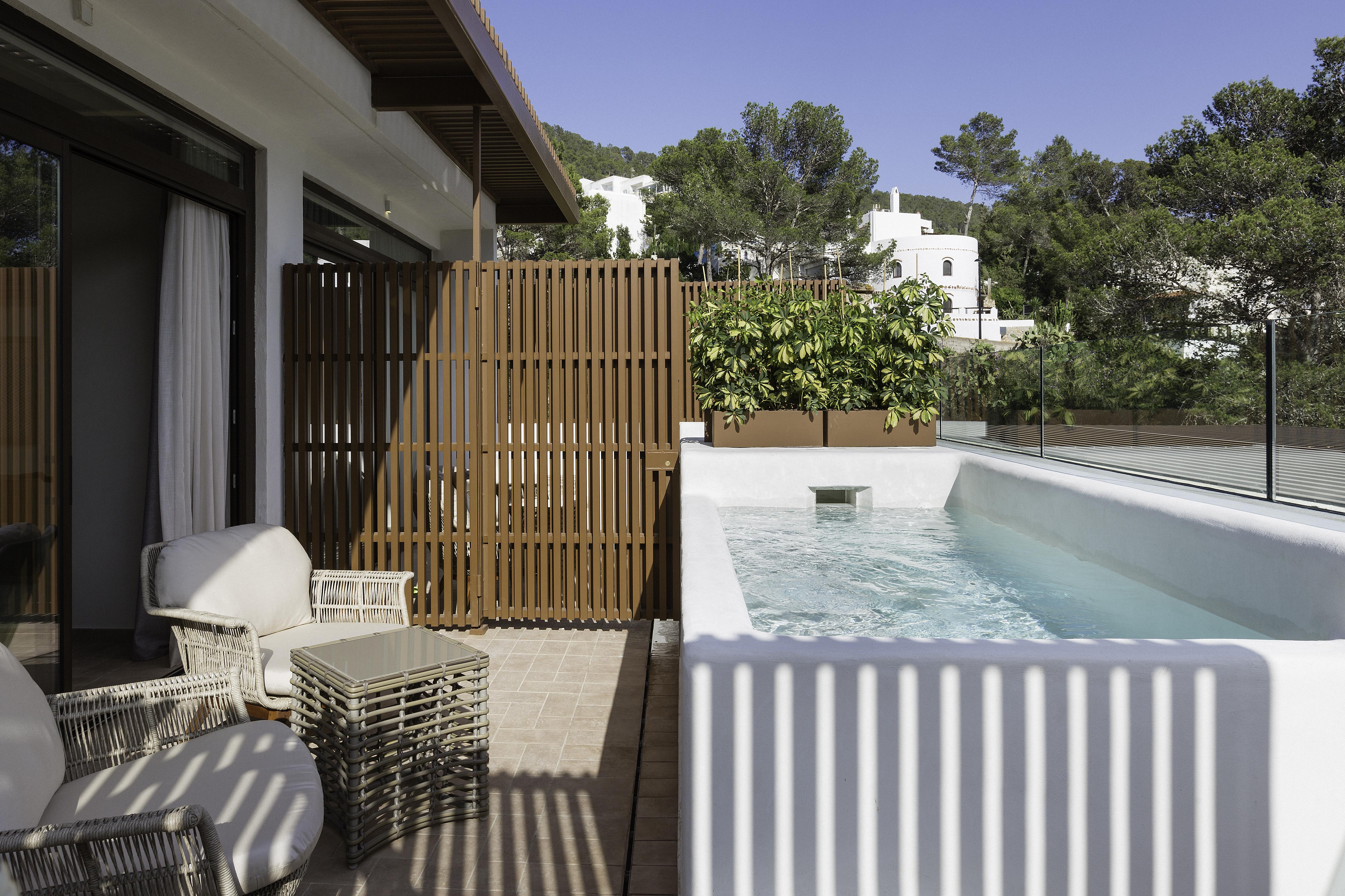 Cala San Miguel Ibiza Resort, Adults Only, Curio Collection By Hilton Port de Sant Miguel Exteriör bild A private pool at a hotel